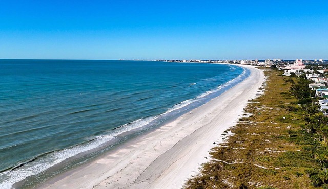 Charming 1930s Bayside Bungalow in Spanish Triplex - 1 Minute from Best Beach