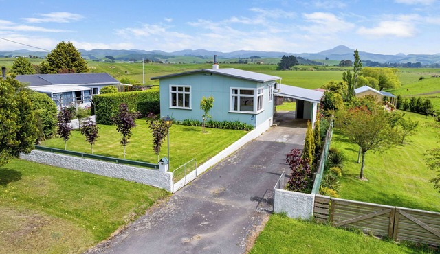 Charming 1960s Kiwi bach in peaceful Karitane, just 5 mins to beach & harbour.