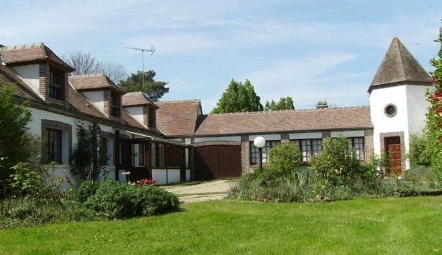 Charming 19th-Century Retreat with Spacious Park, Yoga, Cozy Fireplace, and Outdoor Adventures