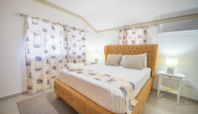 Charming 1B Apt Walk to the Beaches & Main Street