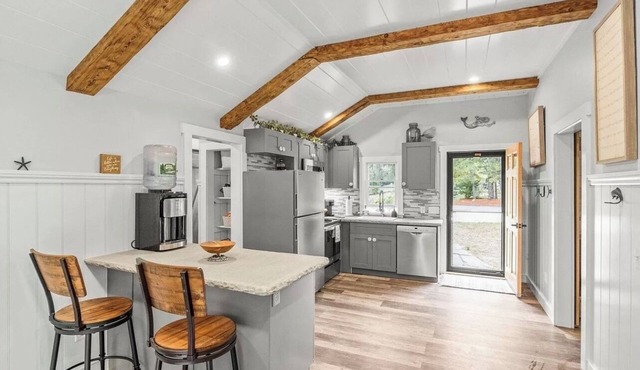 Charming 1bd, 1ba Cape Cod Cottage on the Rail Trail with an outdoor shower.