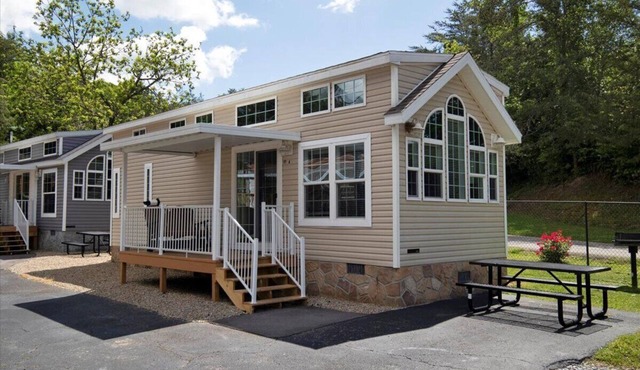 Charming 1BR Cottage with Loft near Dollywood