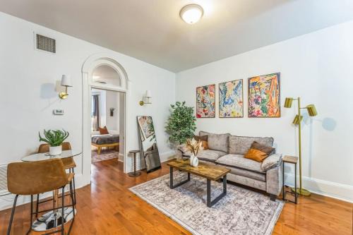 Charming 1BR in Center City that Sleeps 4 with Fast WiFi