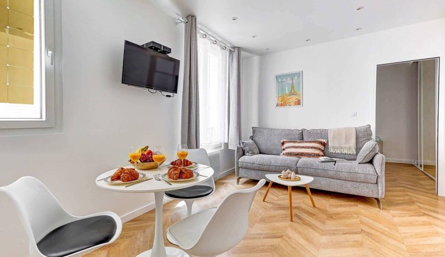 Charming 1BR Near Eiffel Tower - Sleeps 4
