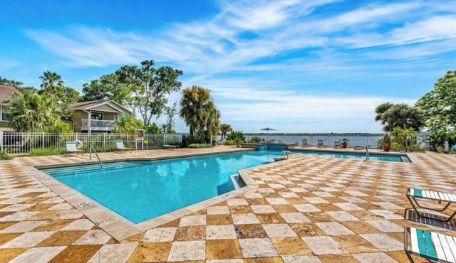 Charming 2-bd, 2-bath condo in gated community, dm for discount for 90 days +