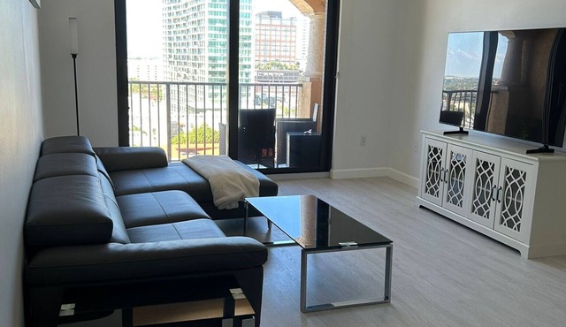 Charming 2-BDRM 2-BA PENTHOUSE TOP FLOOR condo in Downtown West Palm Beach, pkng