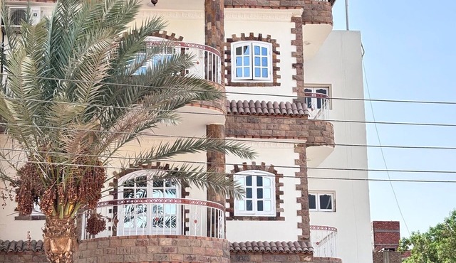 Charming 2-bedroom apartment in phenomenal Luxor Governorate with AC