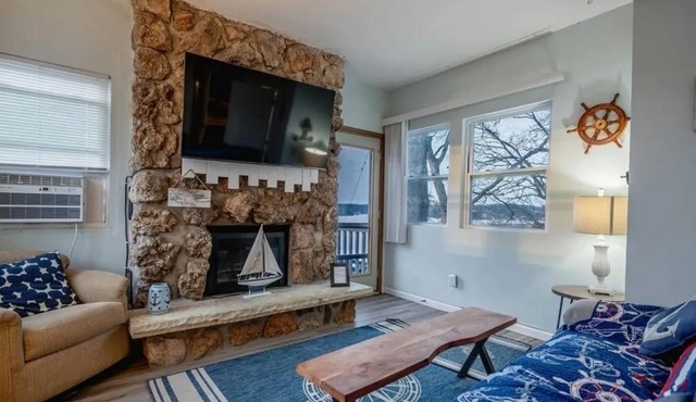 Charming 2-bed 2-bath condo overlooking the beautiful Lake of the Ozarks-4MM