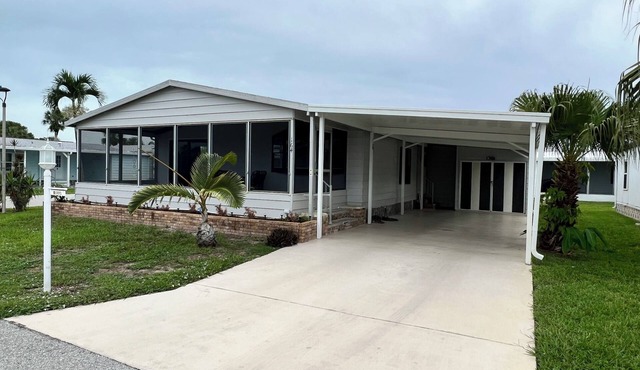 Charming 2-bed 2-bath fully remodeled mobile home in Naples near Marco Island.