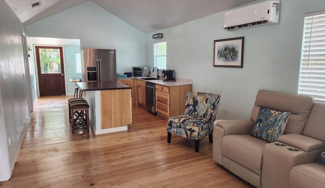 Charming 2-bed 2-bath cottage in Cedar Key. Golf cart included.