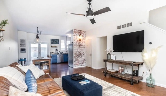 Charming 2-Bed Brownstone in The Heart of New Town