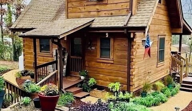 CharMing 2-BeD CoZy CaBin w-WiFi, AC & FiRe PlaCe, CenTraL to 3 LoCal MTN.Towns