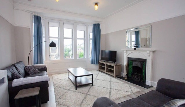 Charming 2 Bed Flat in Giffnock