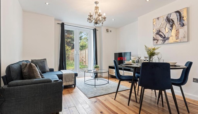 Charming 2-Bed Flat with Garden in London