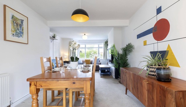Charming 2-Bed Home in Stonehouse