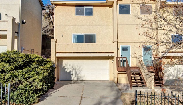 Charming 2-bedroom townhome with AC, WiFi in amazing Colorado Springs