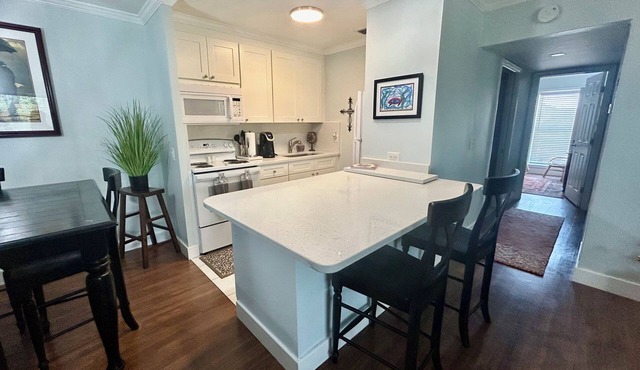 Charming 2-bedroom Palm Beach Gardens Work or Play Close to Jupiter, Juno Beach!