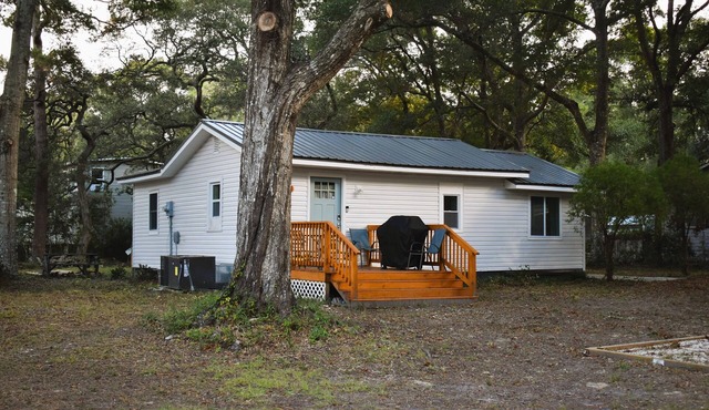Charming 2-bedroom cottage in tranquil Ocean Isle Beach 5 min drive to the beach