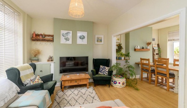 Charming 2-Bed with Backyard near Cardiff Castle