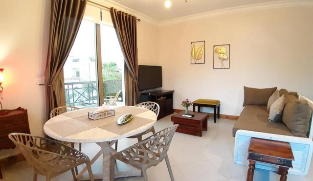 Charming 2 Bedroom Apartment 5 minutes walking to the beach