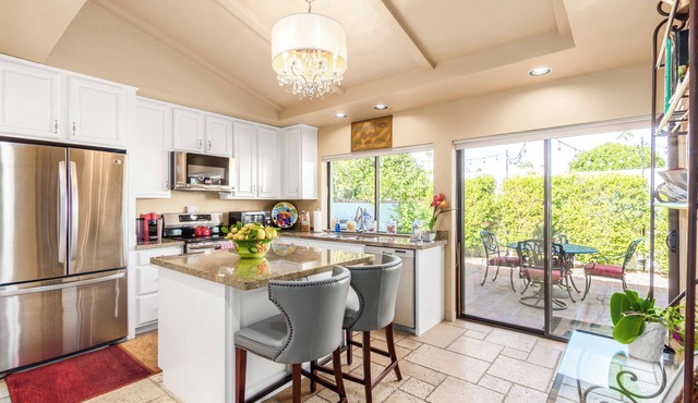 Charming 2-bedroom townhome centrally located, walkablity to restaurants etc.
