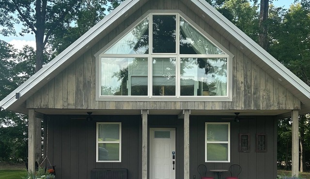 Charming 2-bedroom cottage with Hot Tub, AC, and WiFi near Lake Cumberland.