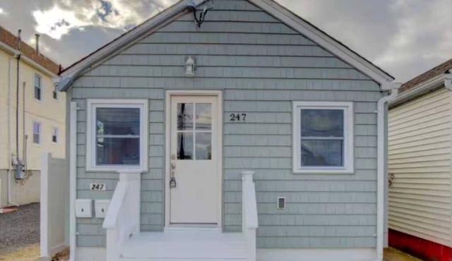 Charming 2-bedroom cottage in delightful Seaside Heights with WiFi, AC