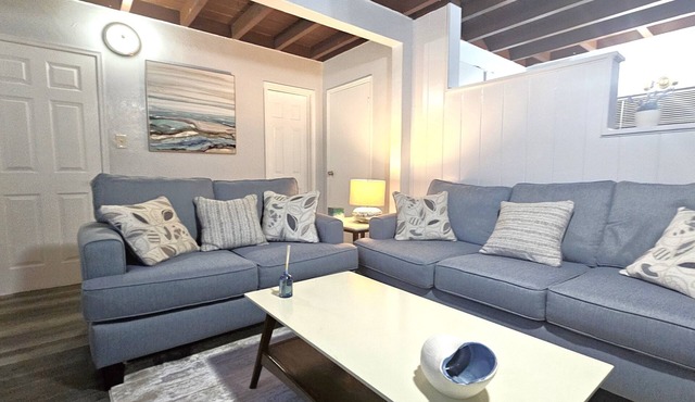 Charming 2-bedroom apt with WiFi, AC in West Palm Beach Next to the Marina/Beach