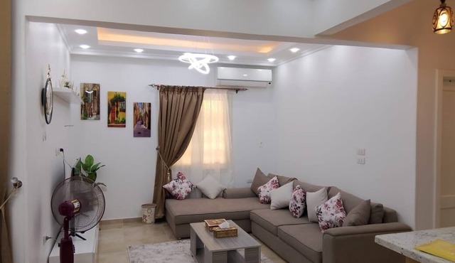 Charming 2-bedroom apartment in Garden October with AC, WiFi , behind pyramids