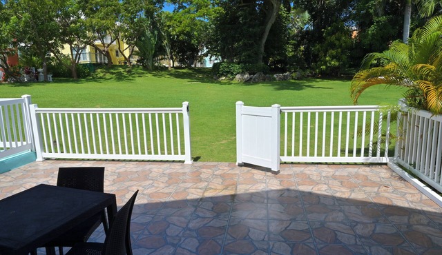 Charming 2-bedroom beach house with WiFi, AC in beautiful Negril