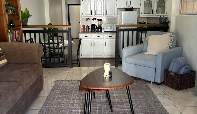 Charming 2-bedroom apartment in Corinth with WiFi, AC and sleeps many!