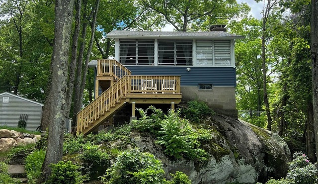 Charming 2-bedroom Lakehouse with Fishing Dock, AC, WiFi in nice Byram Township