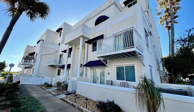 Charming 2 Bedrooms in Royal Mansions Oceanfront Complex