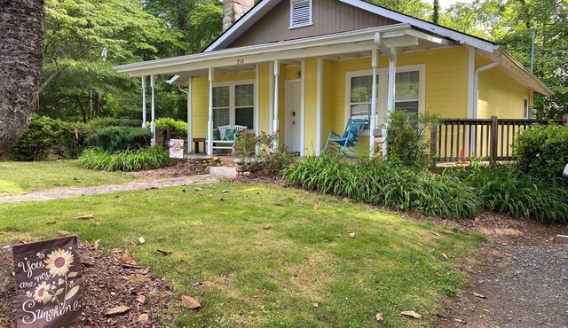 Charming 2-bedroom 1.5 bath cottage with WiFi and AC near Main St Hendersonville