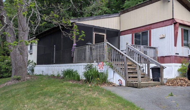 Charming 2-bedroom mobile home with covered porch in Laurel Springs.