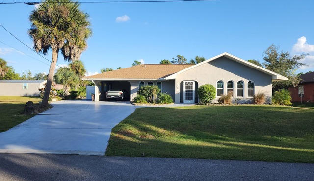 Charming 2-bedroom house in peaceful Port Charlotte with AC and heated pool.