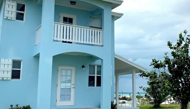 Charming 2-bedroom house with Hill-top views on Pelican Shores.