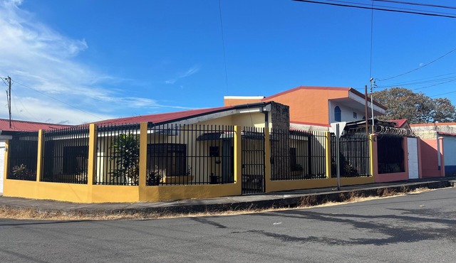 Charming 2-bedroom house in delightful Santo Domingo with WiFi