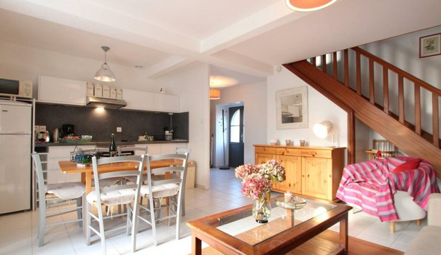 Charming 2-Bedroom Cottage Near D-Day Beaches, Wi-Fi, Garden, Pet-Friendly