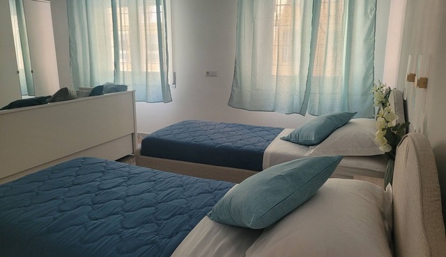 Charming 2-bedroom apartment, kitchen, 2 bathrooms, WiFi, AC, in Lido di Ostia