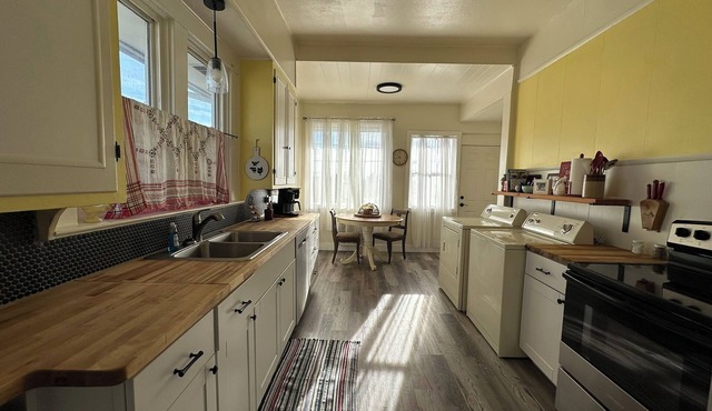 Charming 2-bedroom house in welcoming Klamath Falls with WiFi, AC
