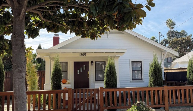 Charming 2-bedroom cottage with Hot Tub; walk and bike everywhere!