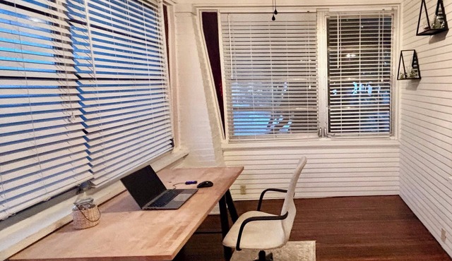 Charming 2-bedroom cottage in enchanting Winter Garden with AC, WiFi