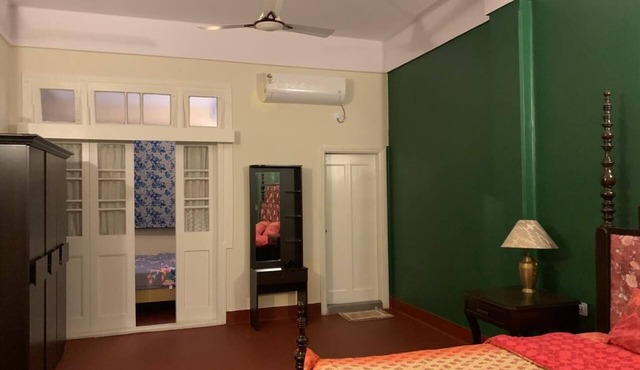 Charming 2-bedroom, 2 bath apartment in Central Kolkata with WiFi, AC, Kitchen