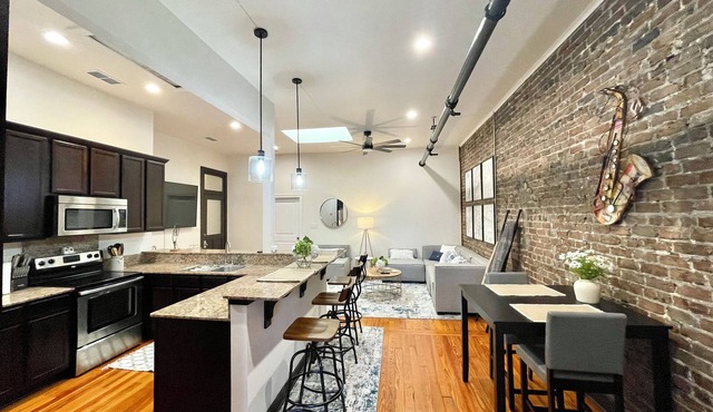 Charming 2-bedroom 2-bath condo with AC and WiFi in pleasant Downtown Hammond!