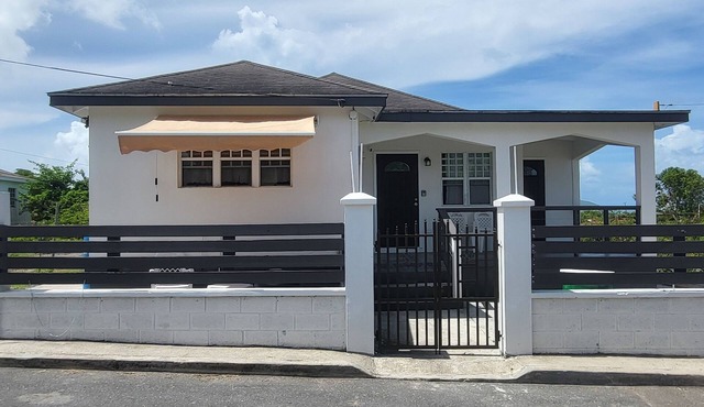 Charming 2-bedroom apartment in New Castle with WiFi, AC and full laundry