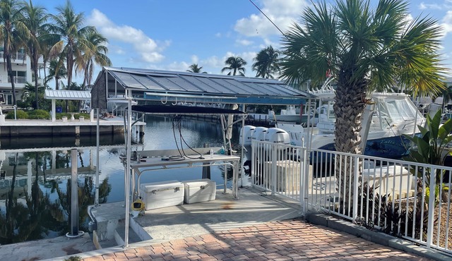 Charming 2-bedroom apartment with WiFi, AC in serene Islamorada. 75' dock
