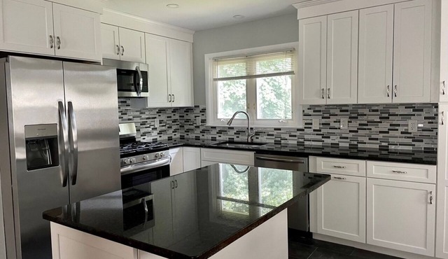 Charming 2-bedroom apt with AC and WiFi in lovely Mamaroneck