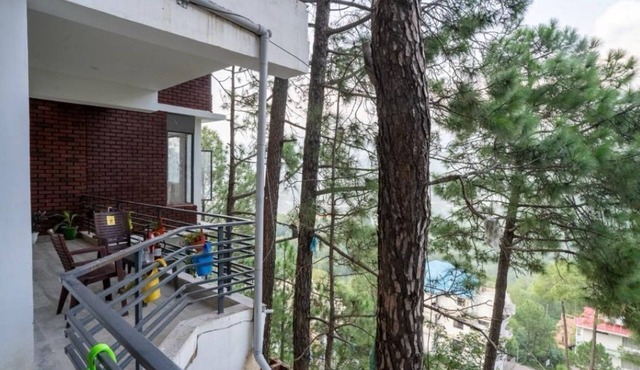 Charming 2-bedroom apartment with AC in Dharampur