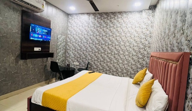 Charming 2-bedroom apartment with AC, WiFi in fantastic Vrindavan